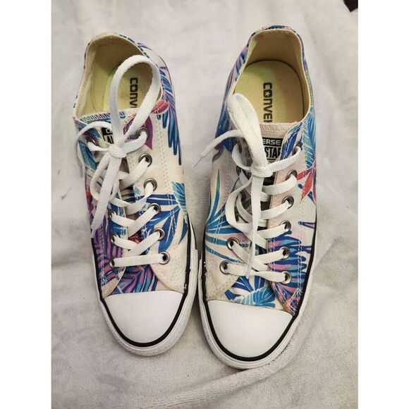 CONVERSE CHUCK TAYLOR ALL STAR Tropical Print sneakers feature a durable canvas - Picture 1 of 5